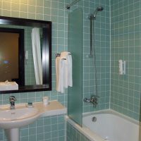 idée d'un intérieur de salle de bain moderne 4 m² d'image
