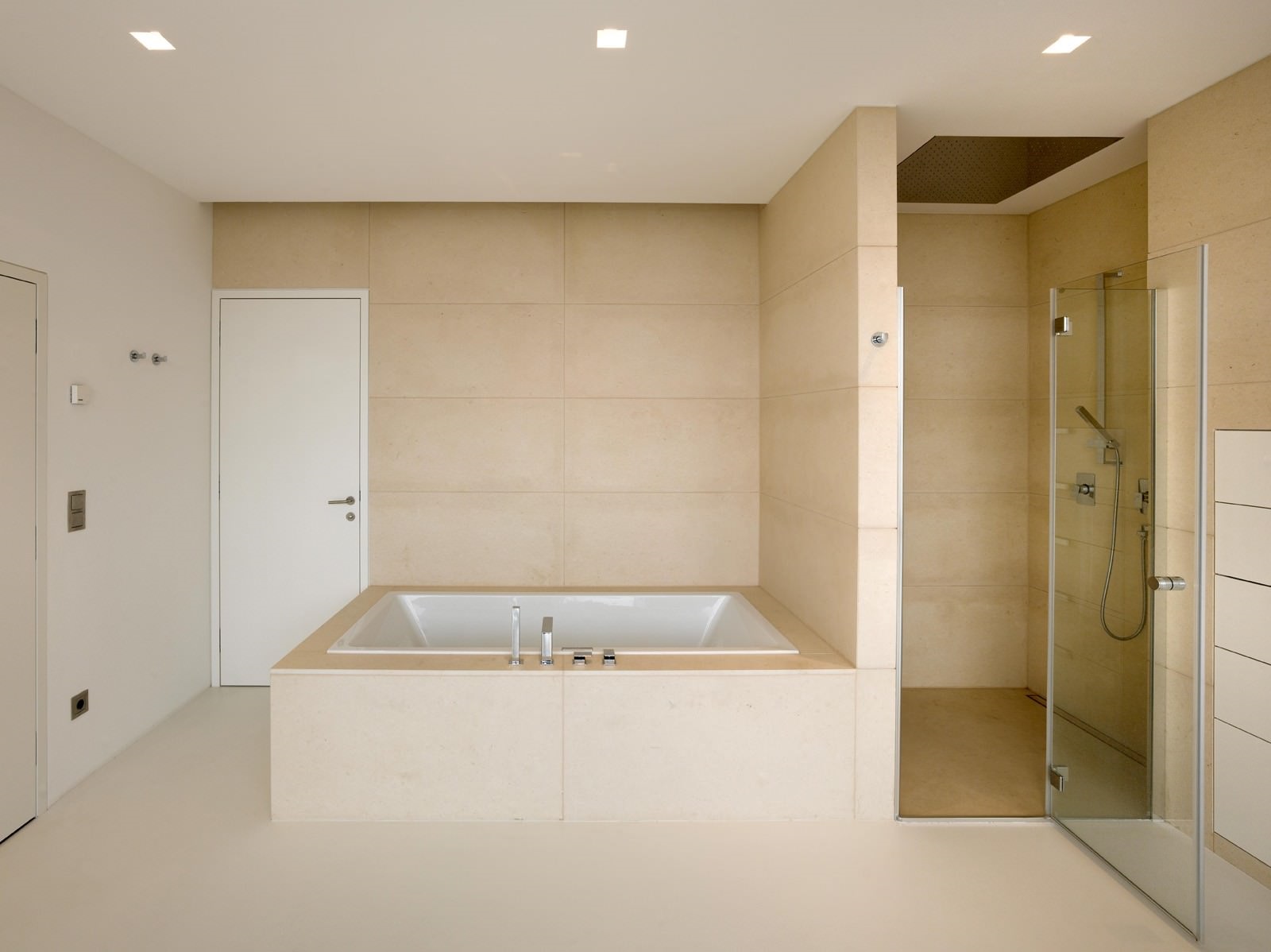 Un exemple d'un beau design de salle de bain de couleur beige