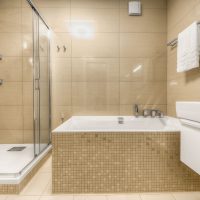 Un exemple d'un intérieur de salle de bain clair en photo couleur beige