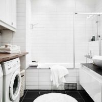 idée de design de salle de bain moderne dans les tons noir et blanc
