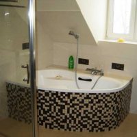 version de l'intérieur de la salle de bain moderne avec photo de la baignoire d'angle
