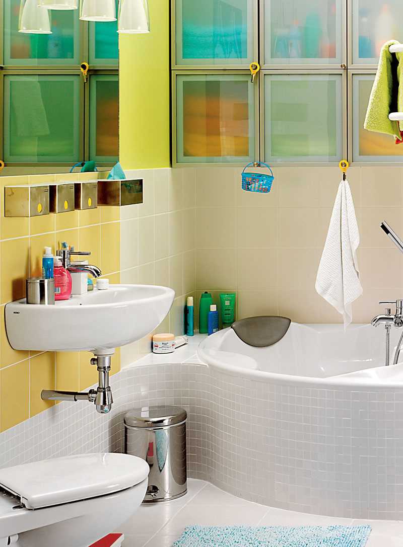 version du design moderne de la salle de bain avec baignoire d'angle