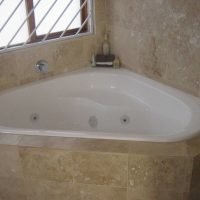 version de l'intérieur de la salle de bain moderne avec baignoire d'angle photo