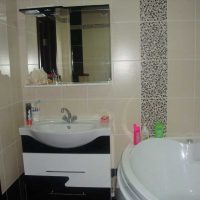 version du style moderne de la salle de bain avec une image de baignoire d'angle