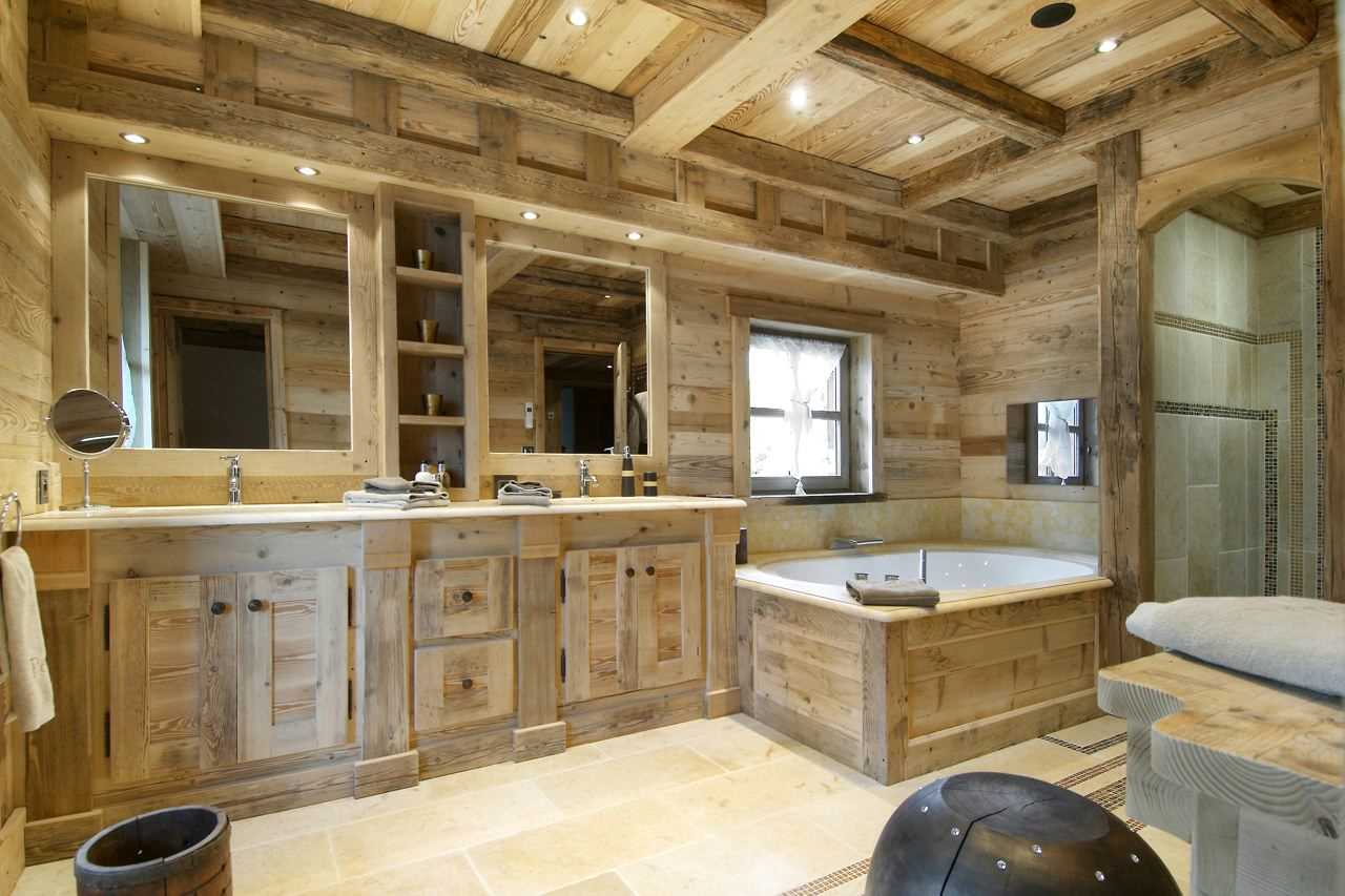 idée de design lumineux d'une salle de bain dans une maison en bois