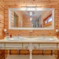 idée d'un beau style d'une salle de bain dans une maison en bois photo