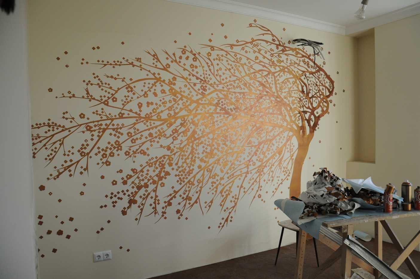 una variante di un interno luminoso di un appartamento con pitture murali