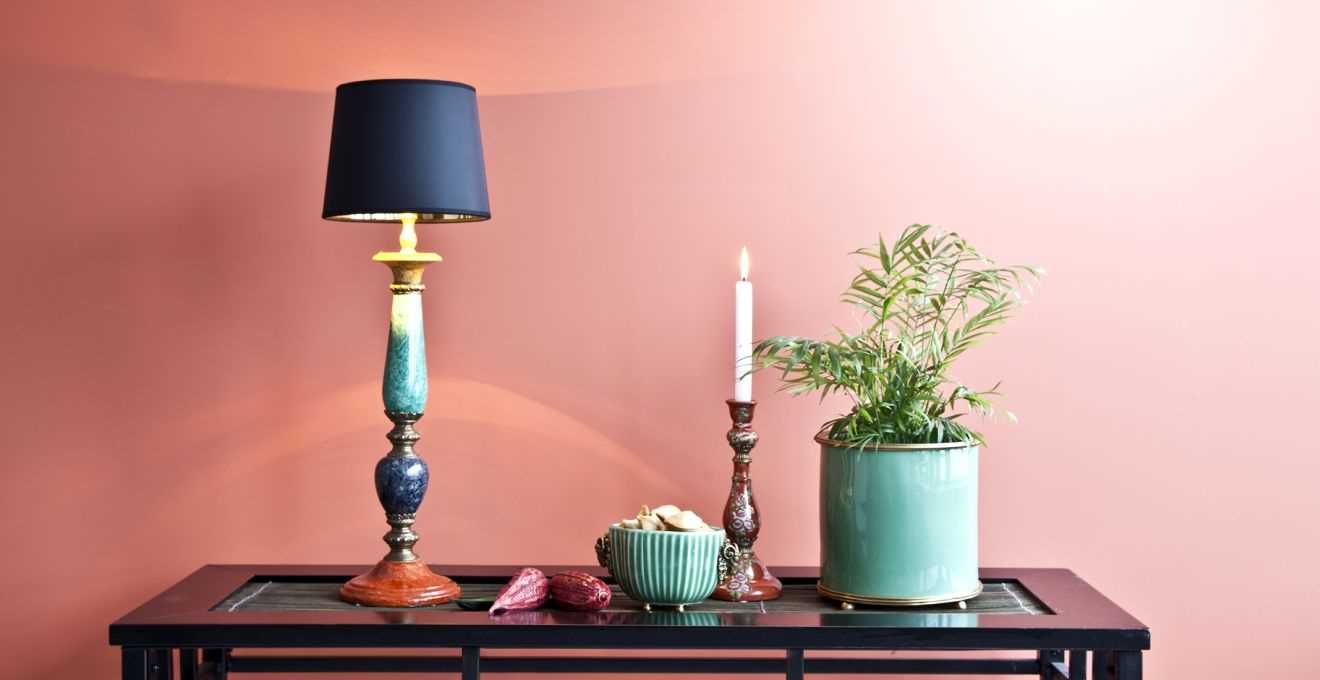 example of using pink in a bright room design