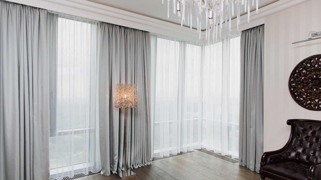 Exemple d'utilisation de rideaux modernes dans un décor de chambre lumineux