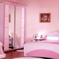 variante del design luminoso della camera da letto per la ragazza in una foto in stile moderno