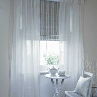 la possibilité d'utiliser des rideaux modernes dans une photo d'appartement de décoration lumineuse