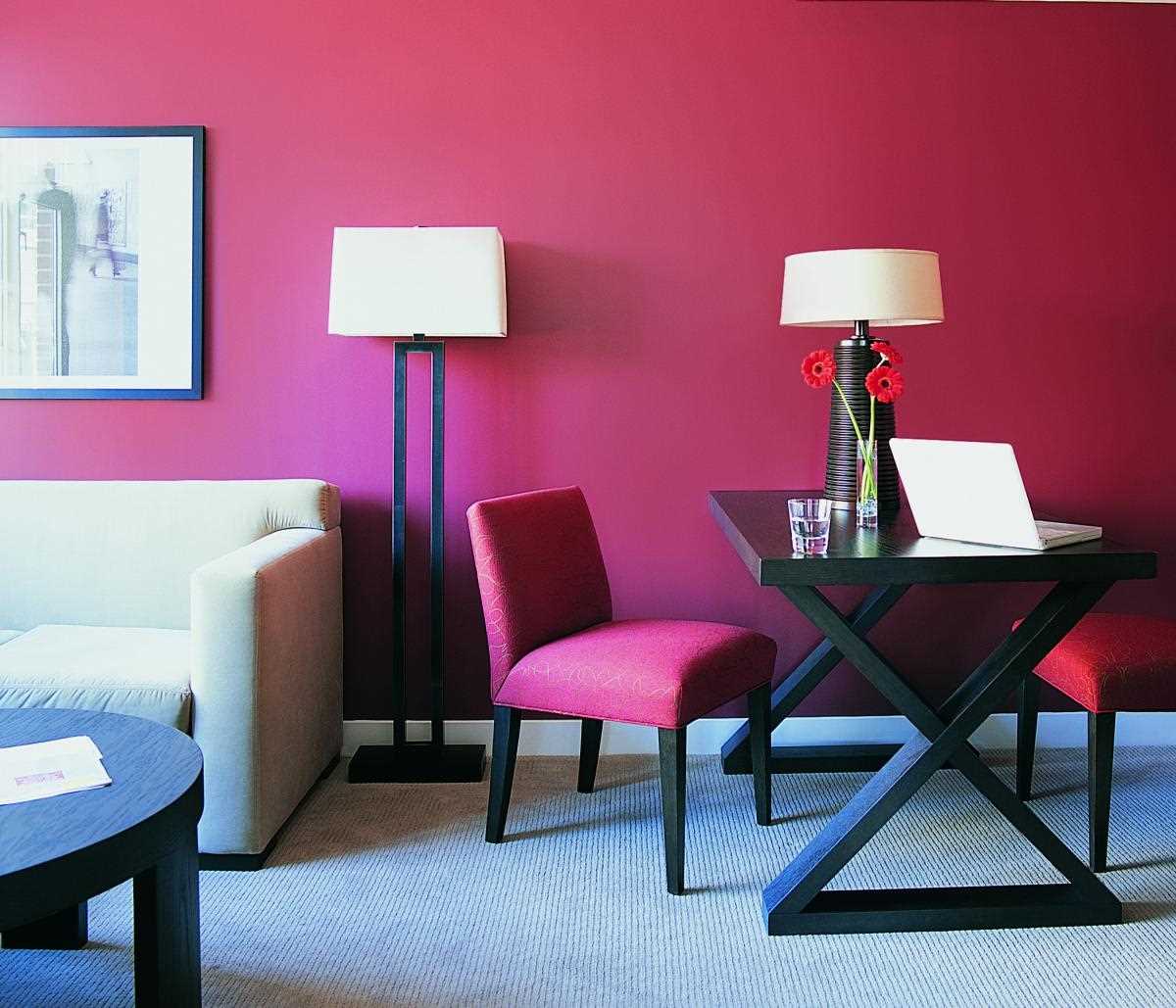 An example of using pink in a bright apartment interior