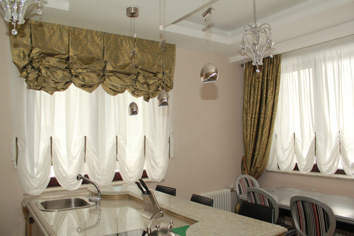 un exemple d'utilisation de rideaux modernes dans un décor inhabituel d'appartement
