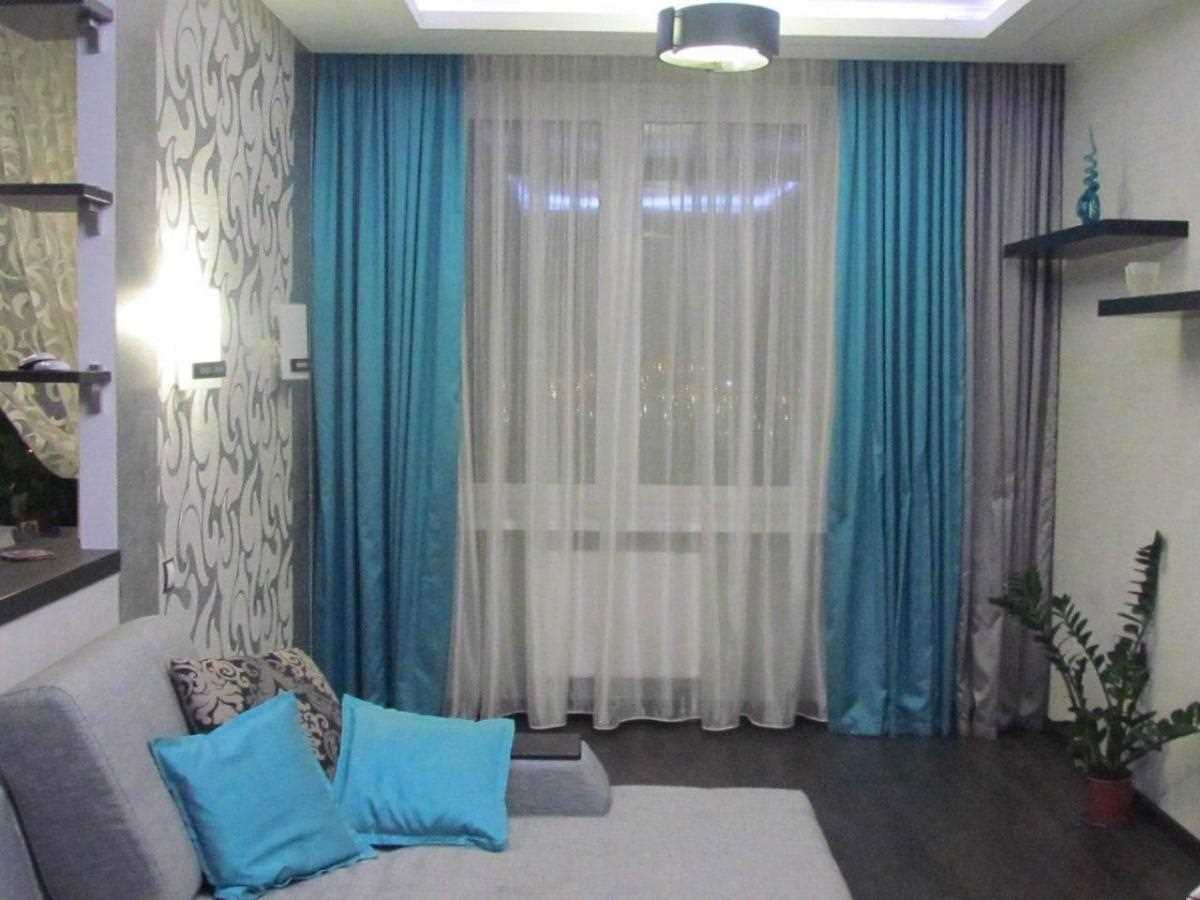 Un esempio dell'uso di tende moderne in un arredamento luminoso di un appartamento