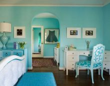 l'idea di utilizzare un interessante colore blu nello stile di una foto di casa