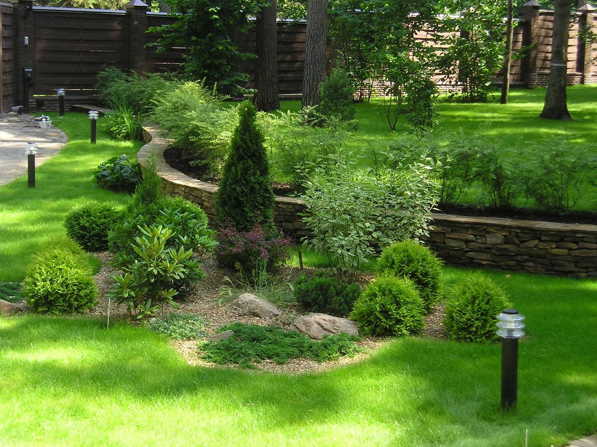 Un exemple d'utilisation de belles plantes dans l'aménagement paysager d'une résidence d'été