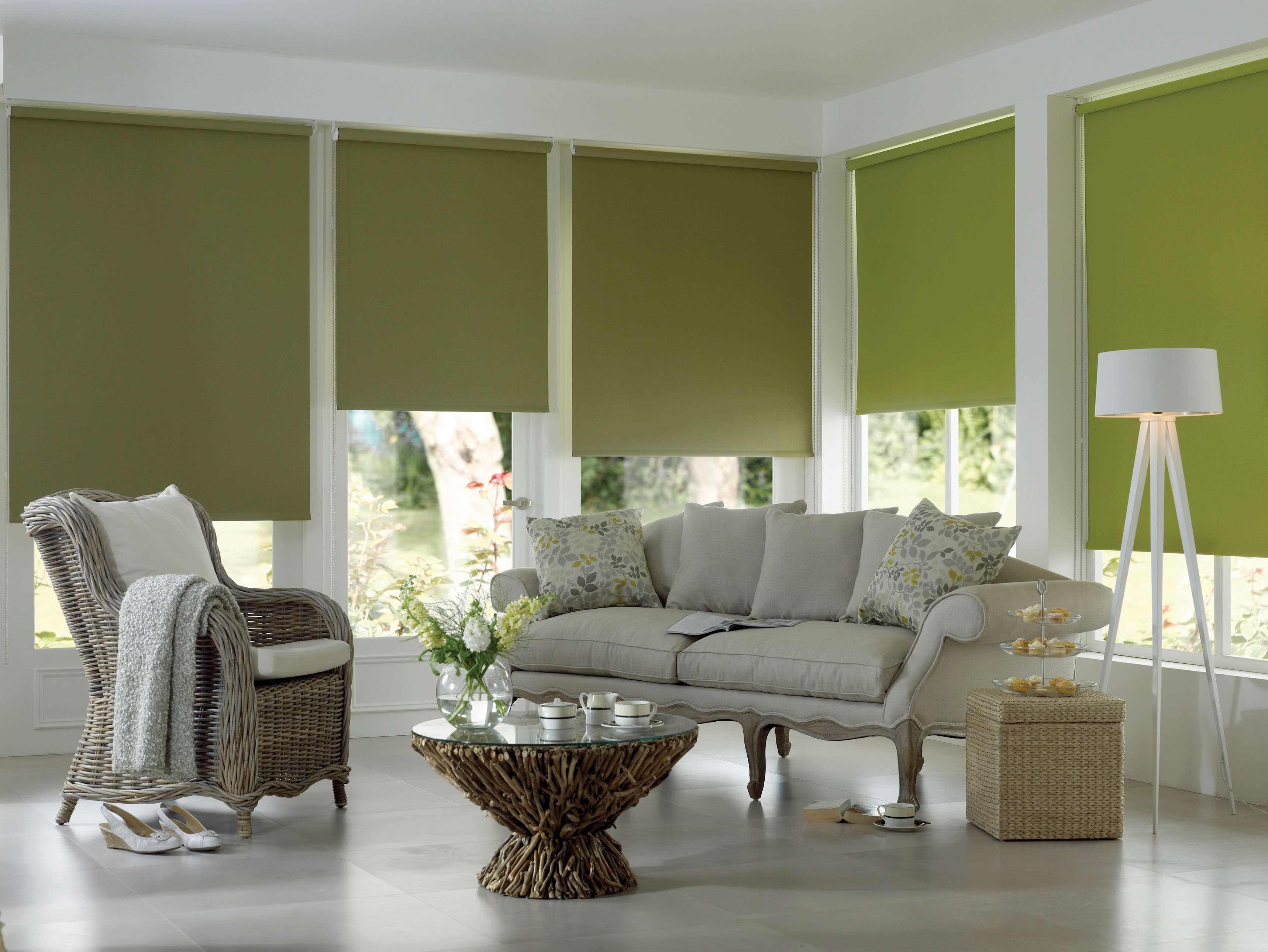 the idea of ​​a bright living room decor with roman curtains