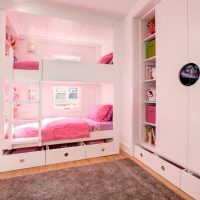 versione di un bellissimo arredamento di una camera da letto per una ragazza in una foto in stile moderno