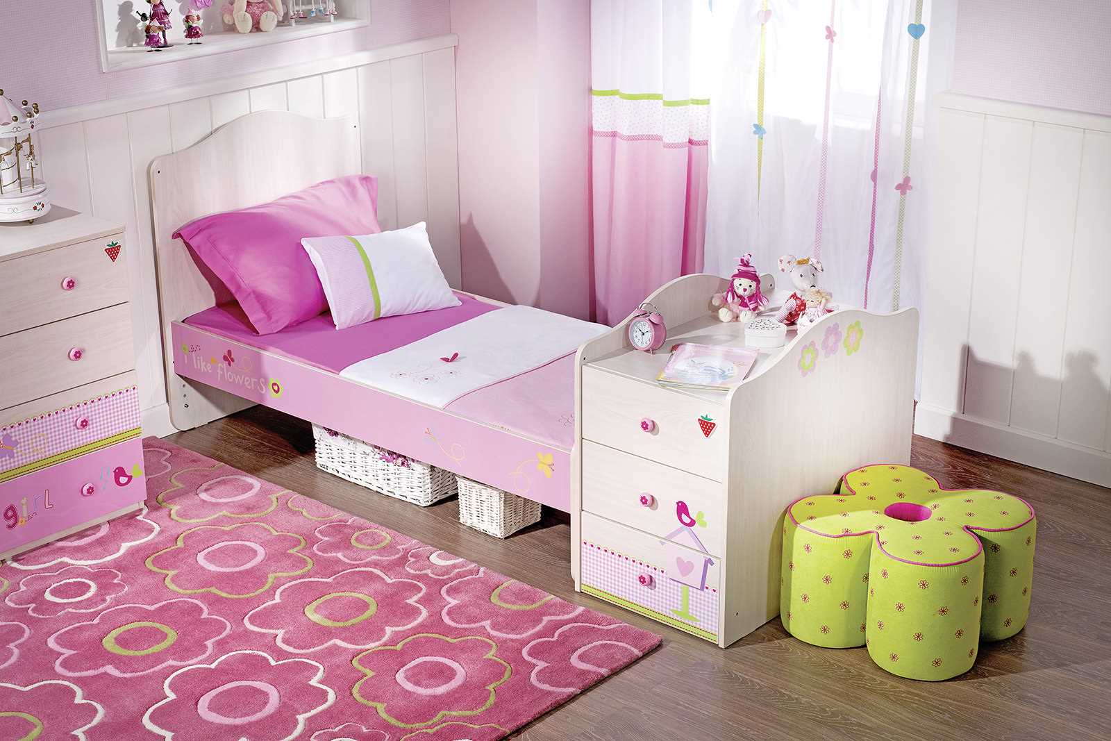 An example of using pink in an unusual apartment interior