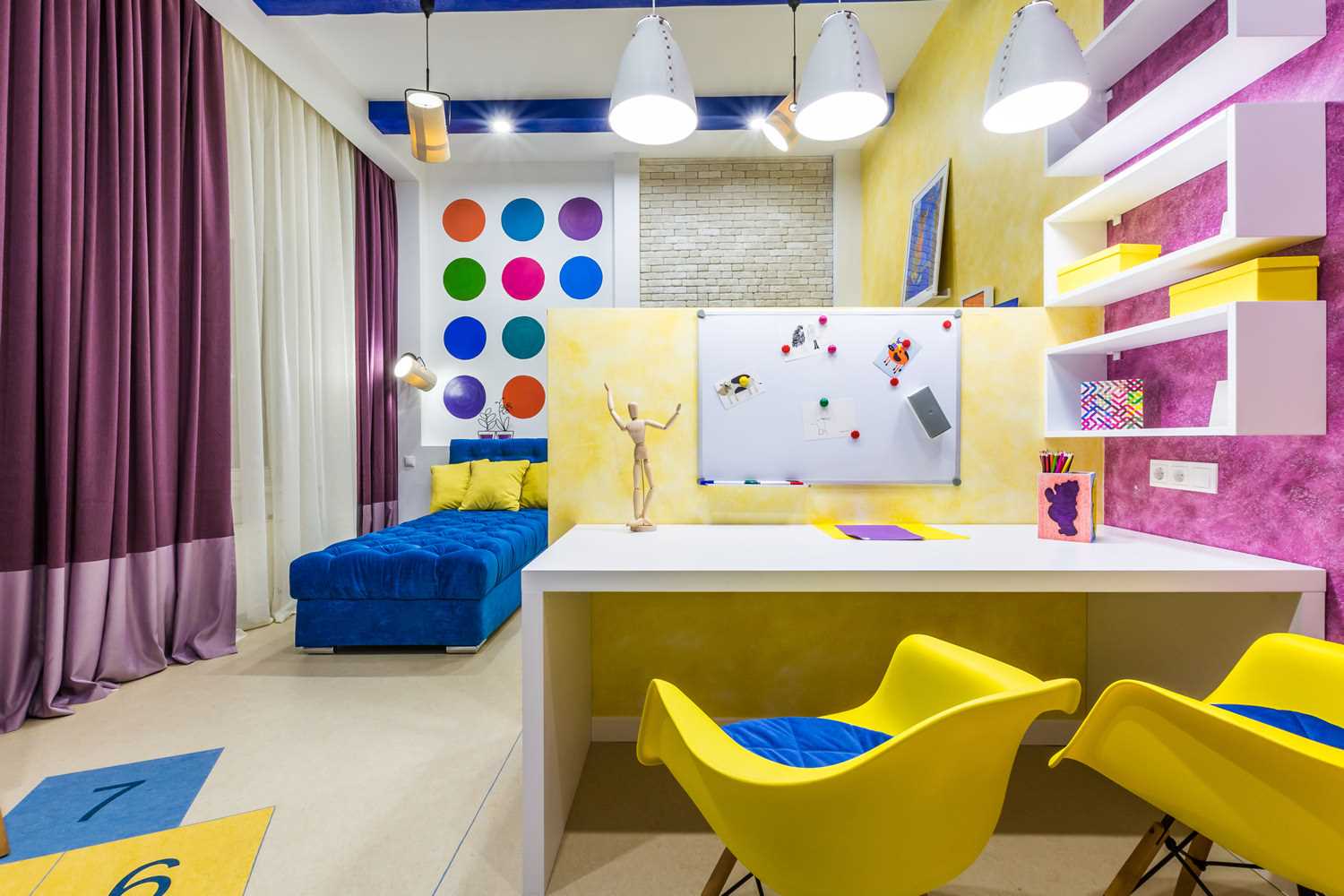 Un exemple d'un intérieur lumineux pour une chambre d'enfants pour deux filles