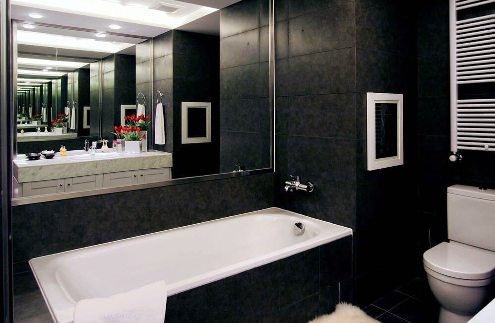 zwart en wit badkamer