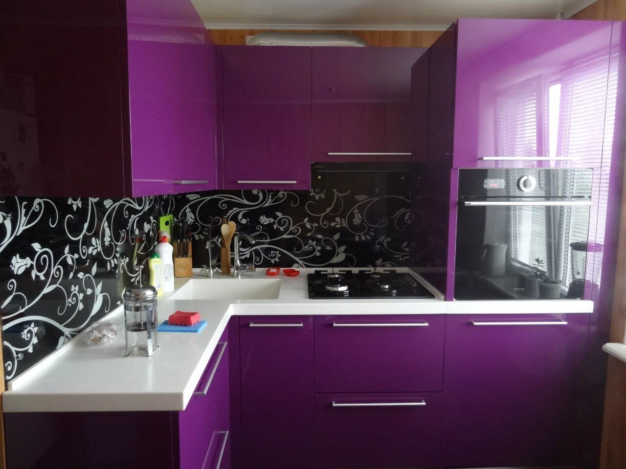set da cucina nero e viola