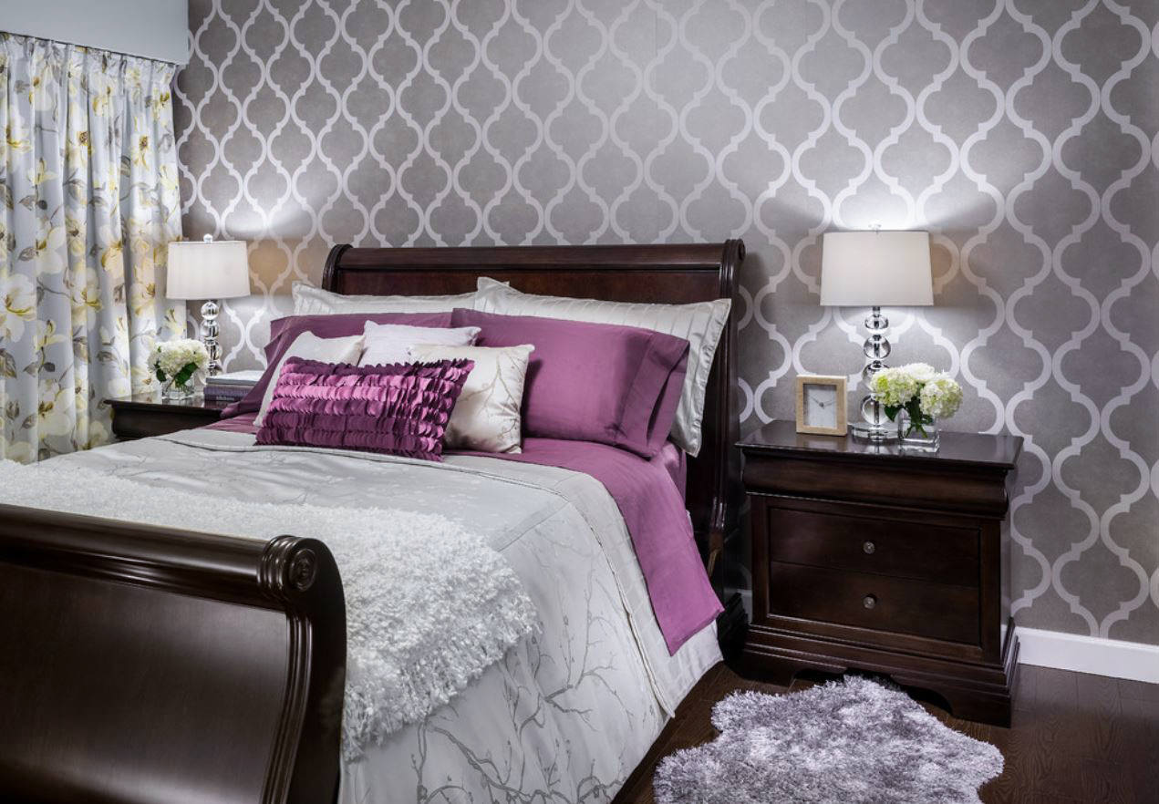 foto van een slaapkamer met grijs behang