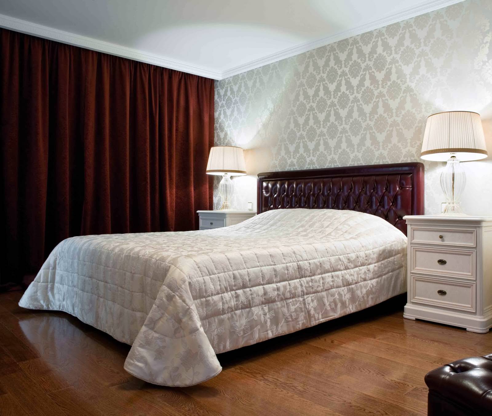 slaapkamer met grijs behang en rode gordijnen