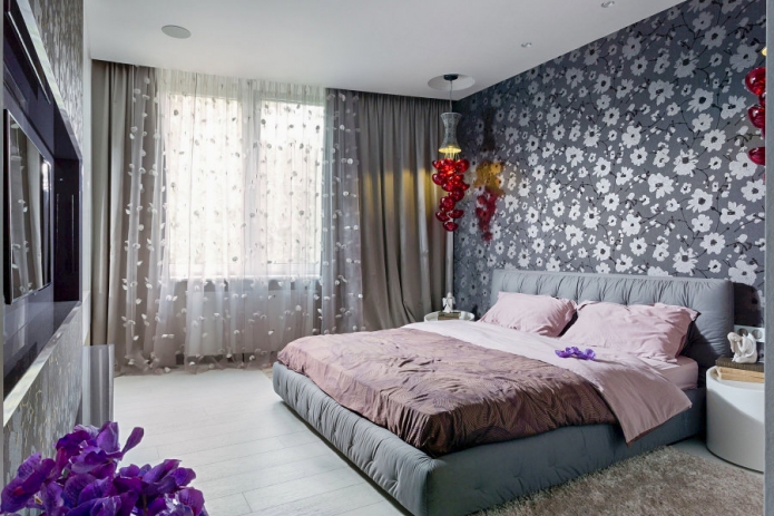 grijs behang met een patroon in de slaapkamer
