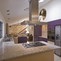 cuisine de 5 mètres carrés avec une suite violette