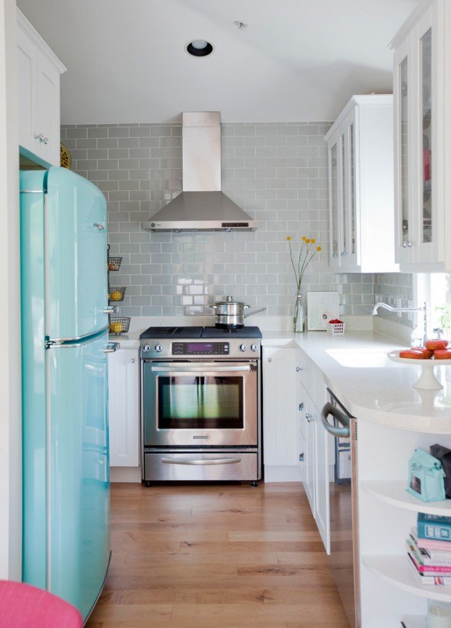 frigorifero blu in cucina
