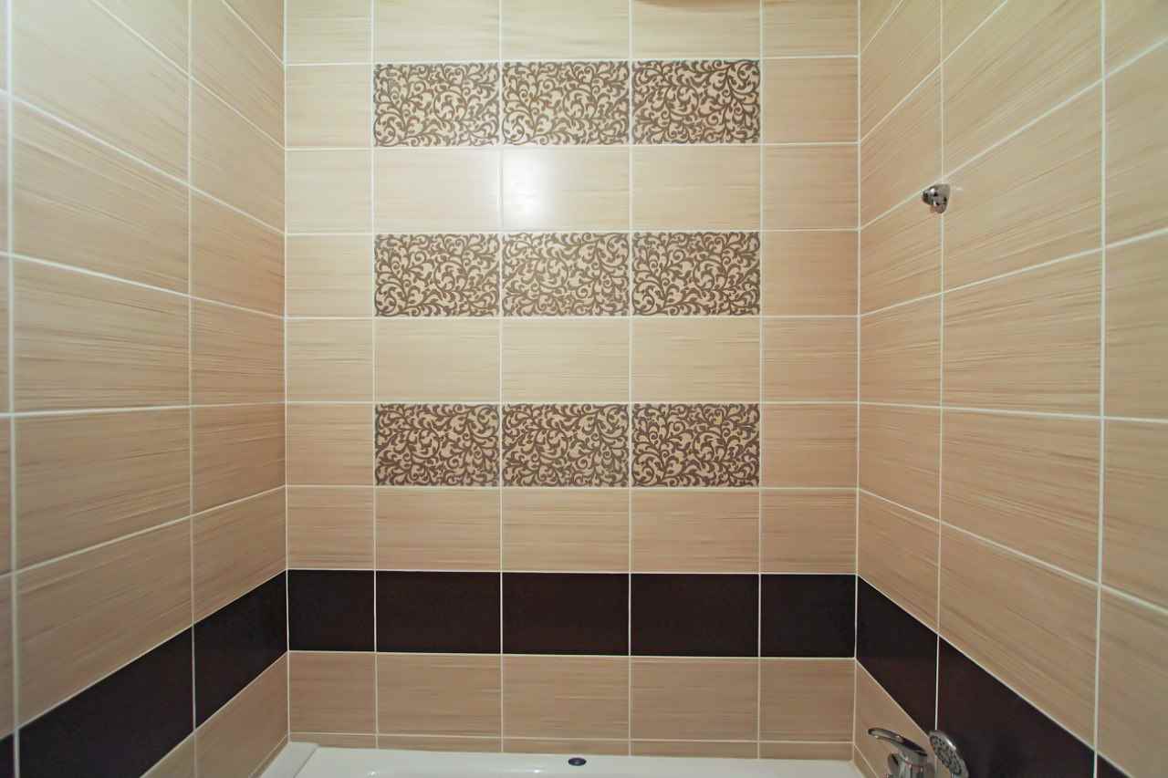 variant van de lichte stijl van het leggen van tegels in de badkamer
