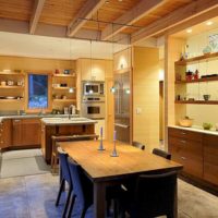 variante di una cucina in stile leggero in una foto di casa in legno