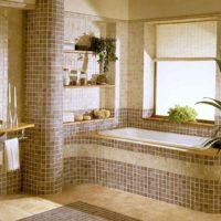 skaista flīžu klāšanas stila piemērs vannas istabas attēlā