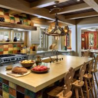 exemple d'un intérieur inhabituel d'une cuisine dans une maison en bois photo