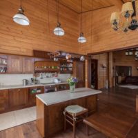 variante di un bel design della cucina in una foto di casa in legno