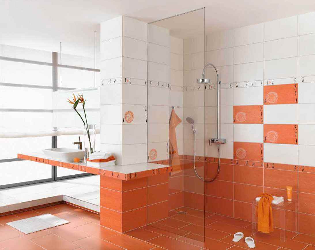 Šviesių plytelių dizaino idėja vonios kambaryje