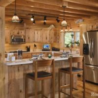 Un exemple d'un intérieur lumineux d'une cuisine dans une maison en bois