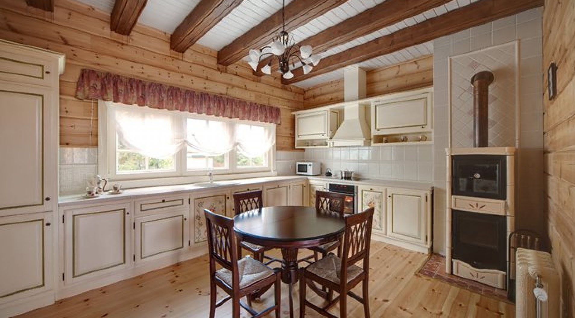 variante di un bellissimo stile di cucina in una casa di legno