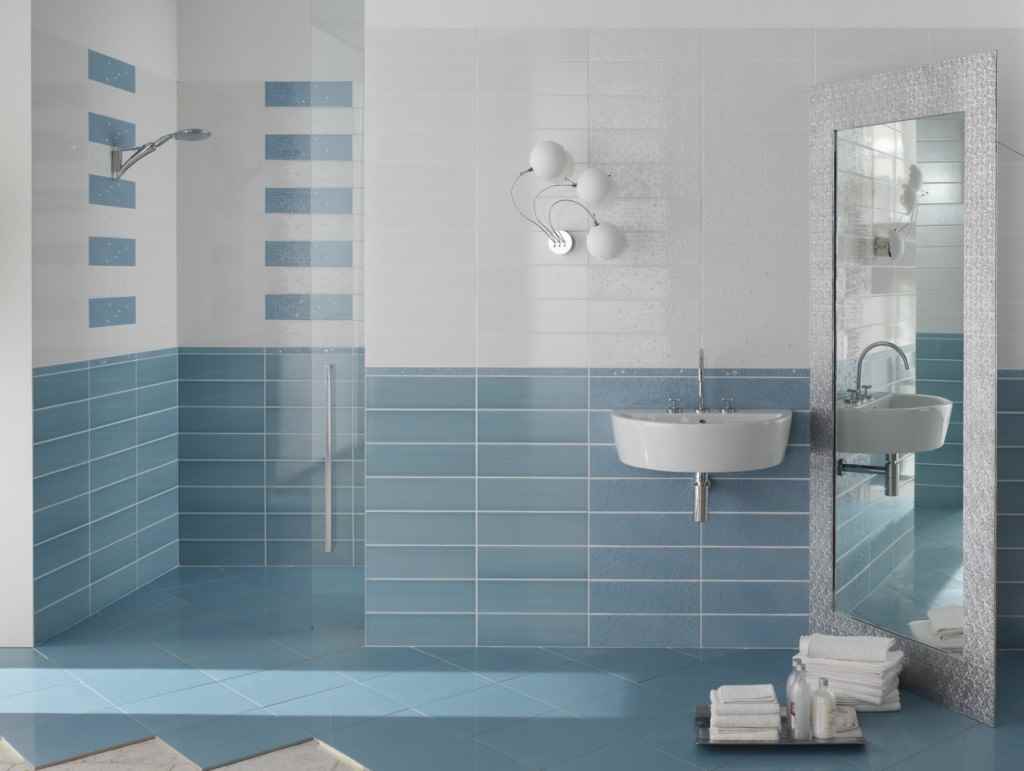 Een voorbeeld van een mooi decor voor het leggen van tegels in de badkamer