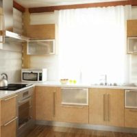 l'idea di un bellissimo arredamento da cucina in una foto di una casa in legno