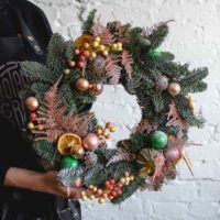 l'idea di utilizzare una decorazione luminosa di una ghirlanda di Natale con l'immagine delle tue mani