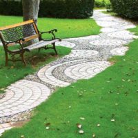 the idea of ​​using bright garden paths in the design of the yard picture