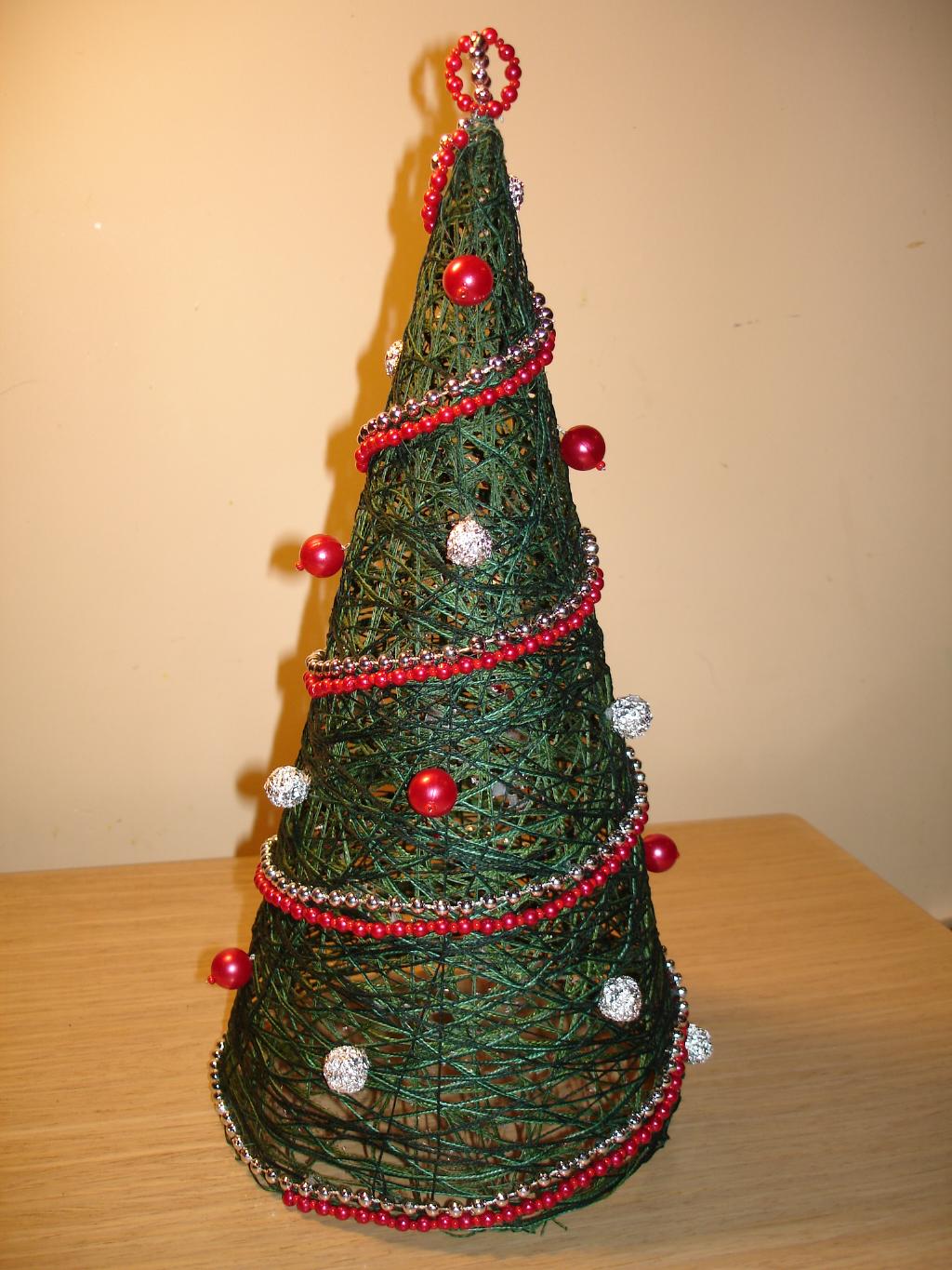 l'idea di creare un bellissimo albero di Natale di carta con le tue mani