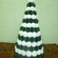 Un exemple de création d'un arbre de Noël léger à partir de papier avec vos propres mains