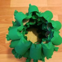L'idea di creare un albero di Natale festivo senza carta con le tue mani