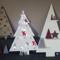 un esempio di creazione di un albero di Natale luminoso dall'immagine di carta