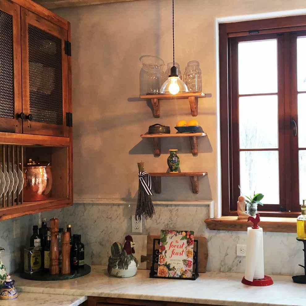 Un exemple d'intérieur de cuisine de style rustique et lumineux