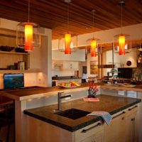 esempio di uno stile luminoso della cucina in una foto di una casa in legno