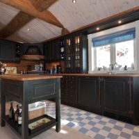 versione del design insolito della cucina in una foto di una casa in legno